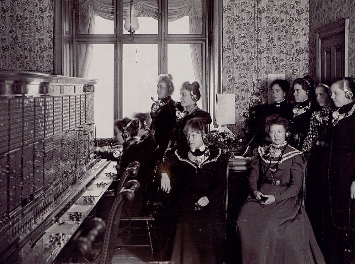 Historisk telefon station - telefonister vid växelbord